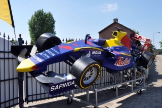 Formule 1-auto op ware grootte bij opa Frans in Montfort