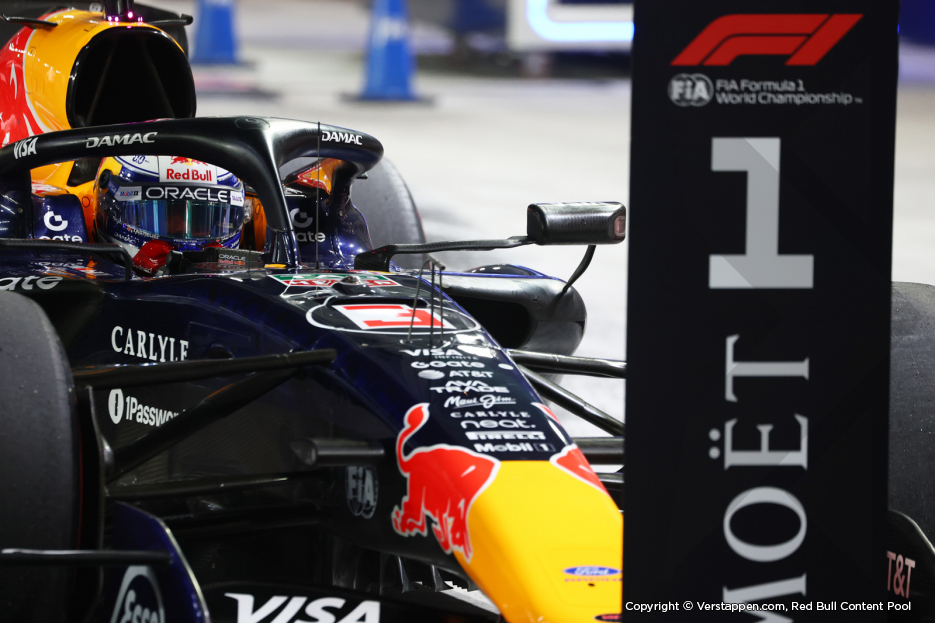 Max fastest in Singapore qualifying: 'It's very special to take pole here'